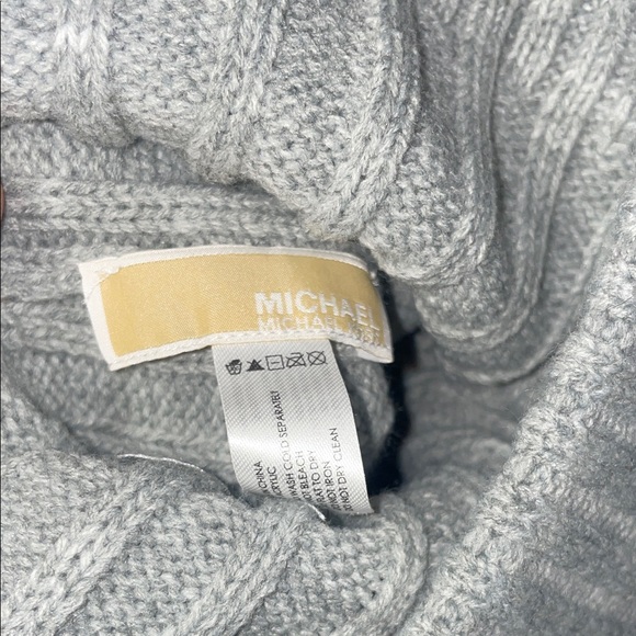 NWOT Michael Kors Beanie Cable
Knit Hat Gray Pom Pom Silver.. - Picture 5 of 5